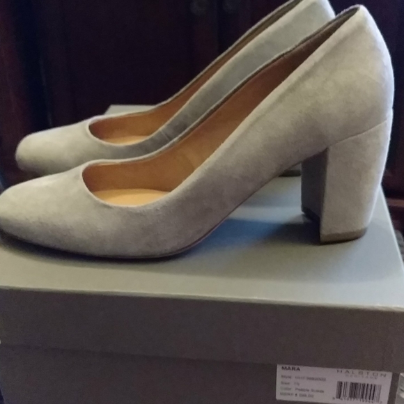 New Beautiful Halston gray suede heels - Picture 5 of 10